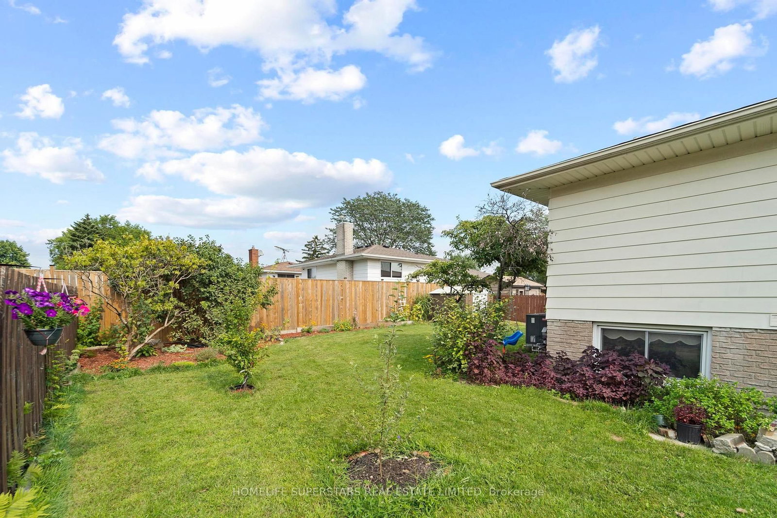 9925 Holly Crescent • Windsor, ON photo 4