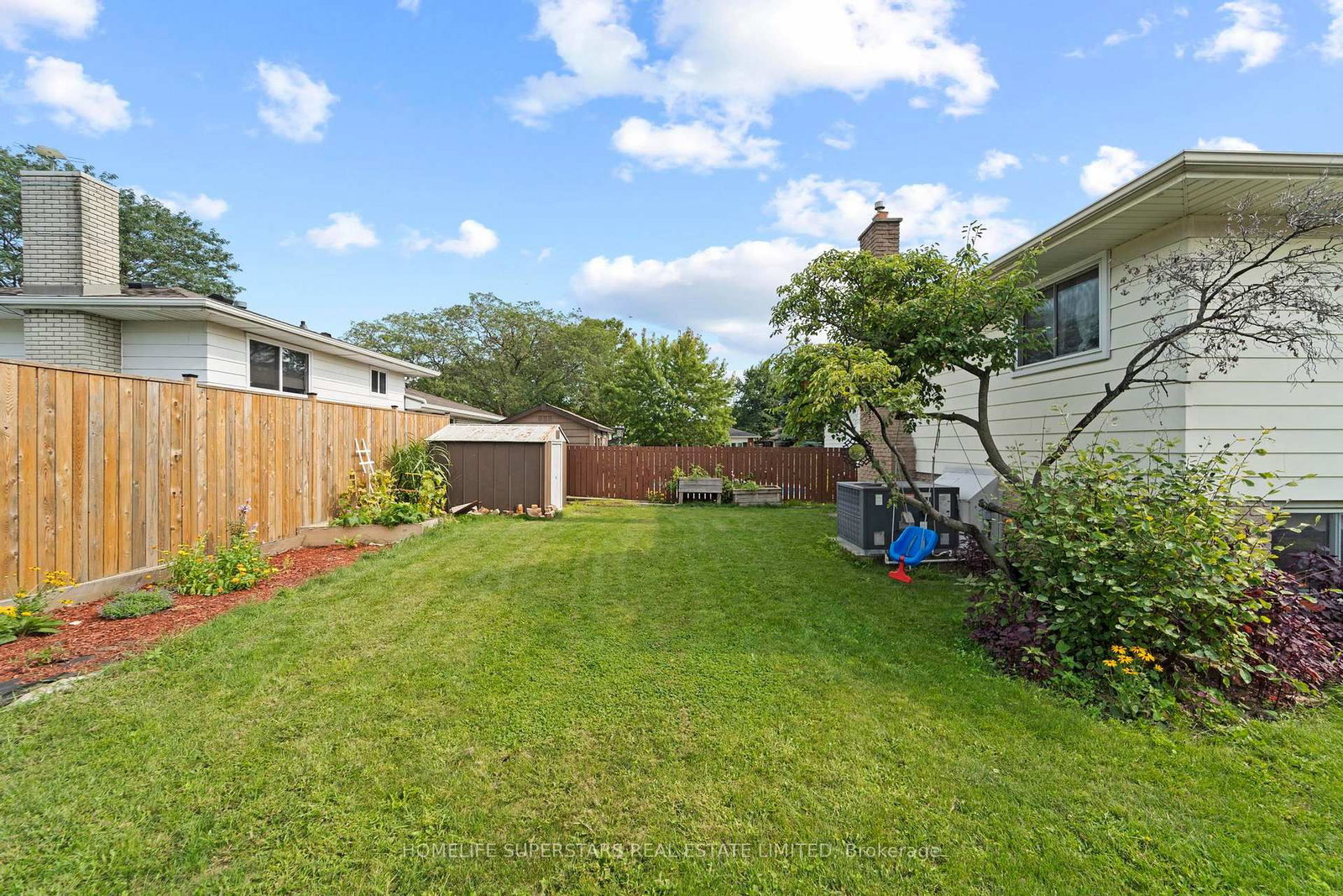 9925 Holly Crescent • Windsor, ON photo 5