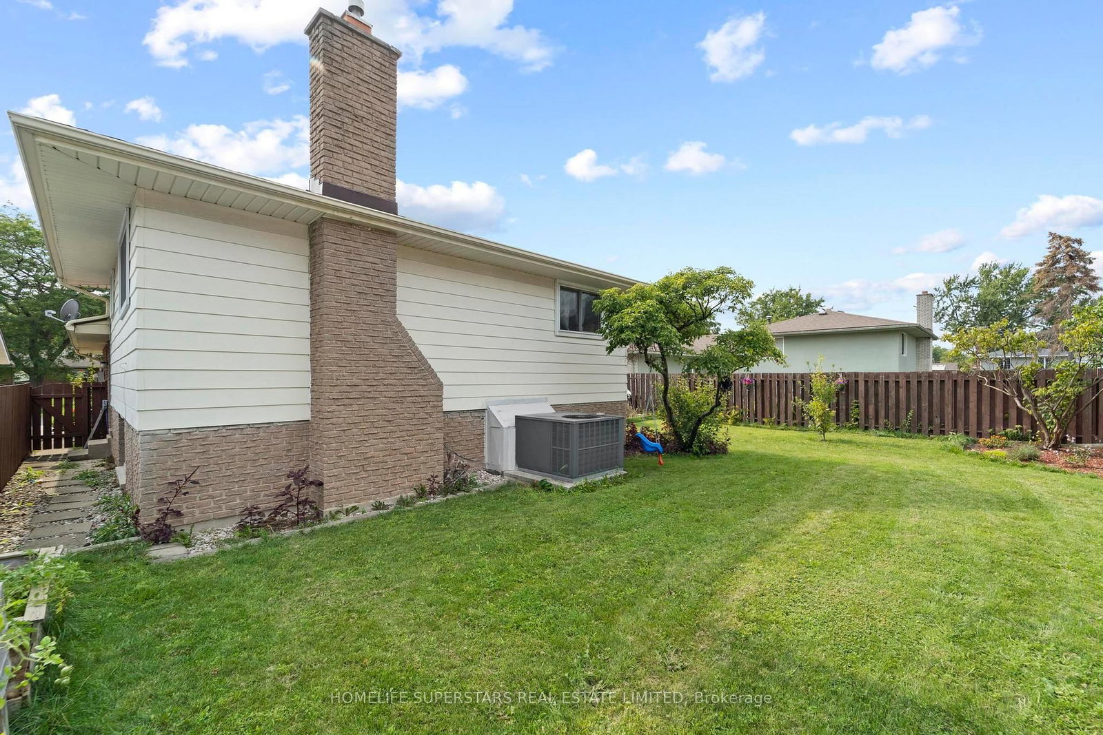 9925 Holly Crescent • Windsor, ON photo 6