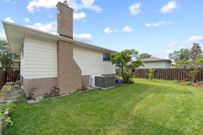 9925 Holly Crescent • Windsor, ON photo 6