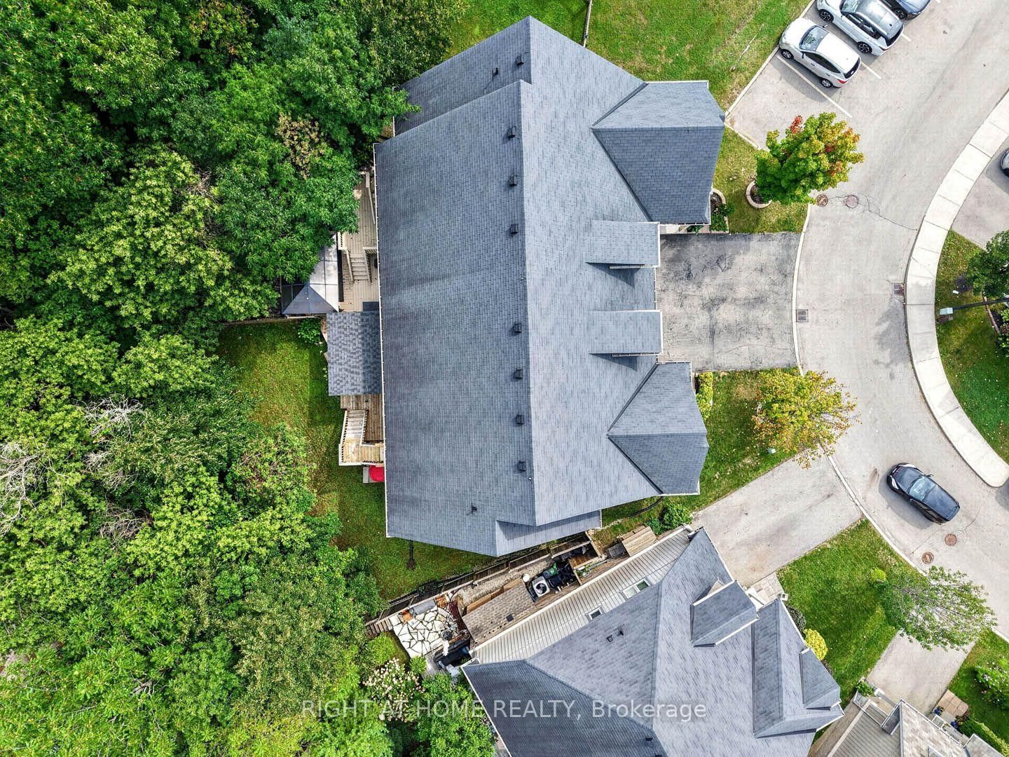 16 Rolling Lane • Hamilton, ON photo 4