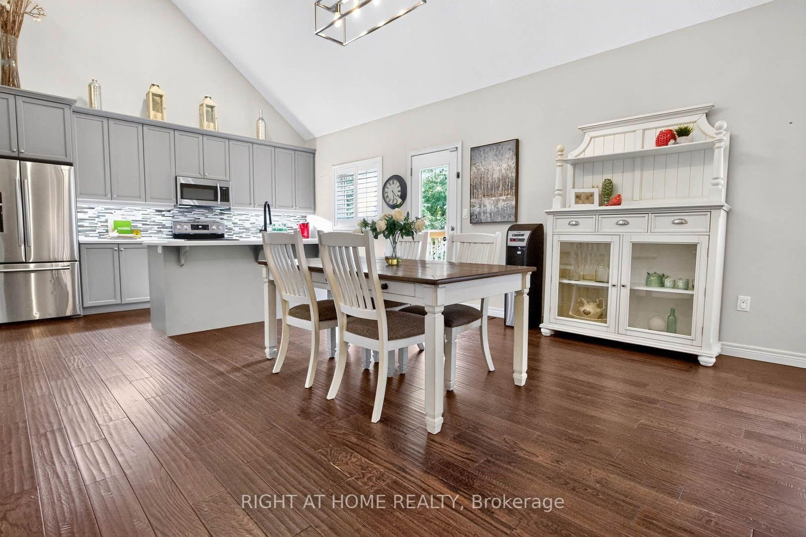 16 Rolling Lane • Hamilton, ON photo 8