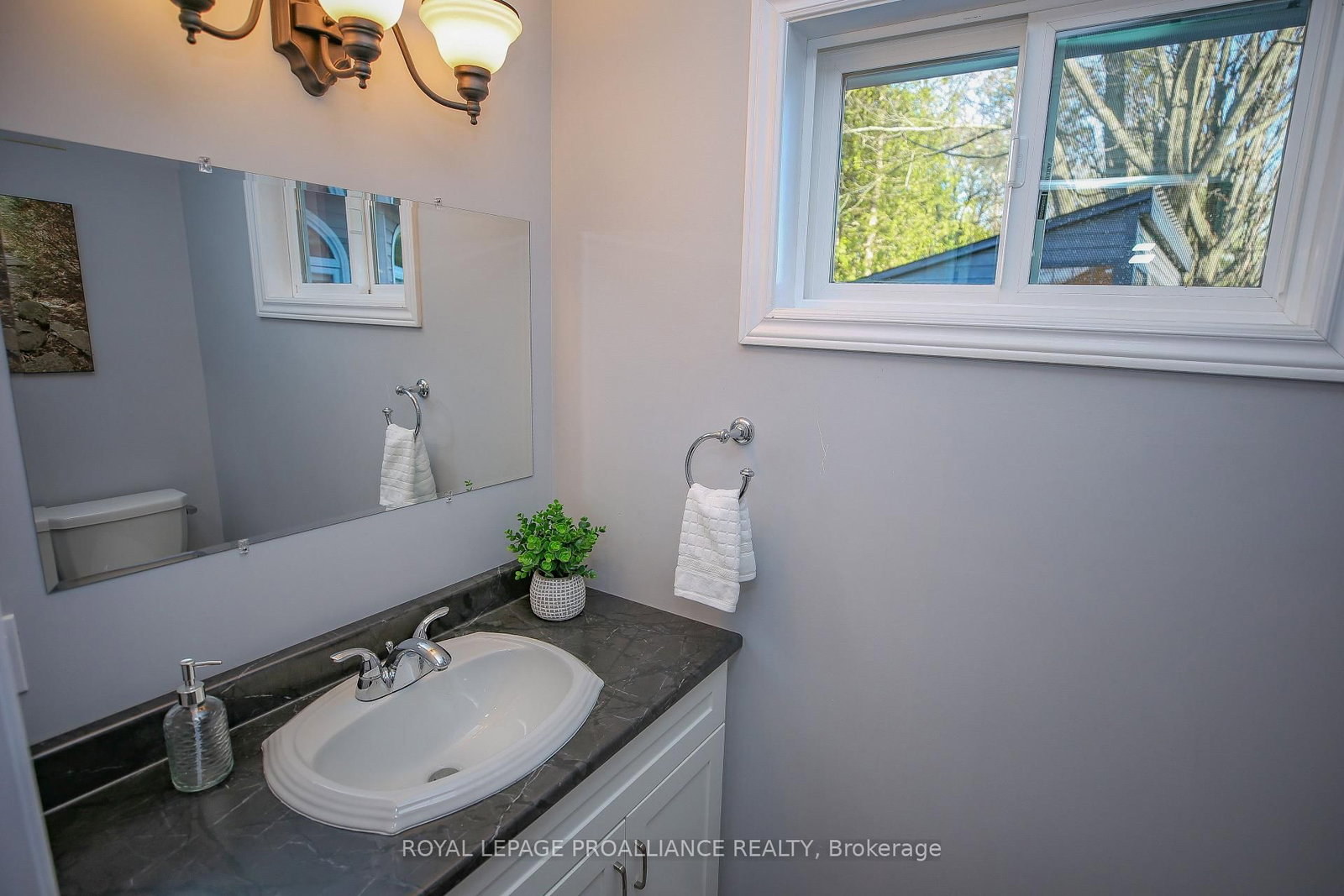 1379 County Road 2 Road W • Elizabethtown-Kitley, ON photo 20