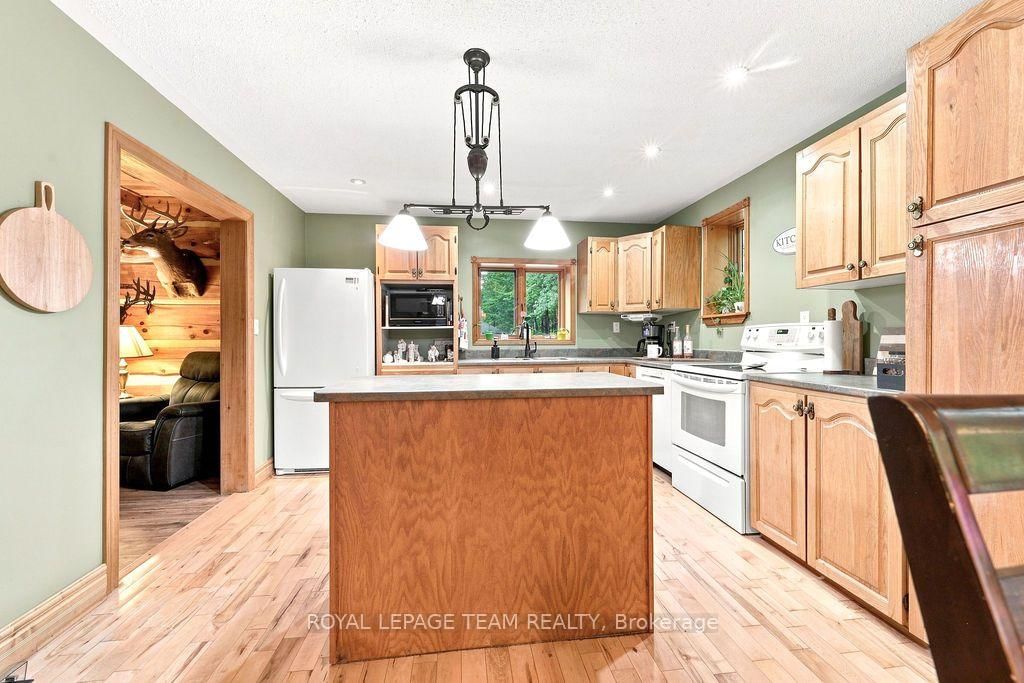 2193 Foymount Road • Eganville, ON photo 15
