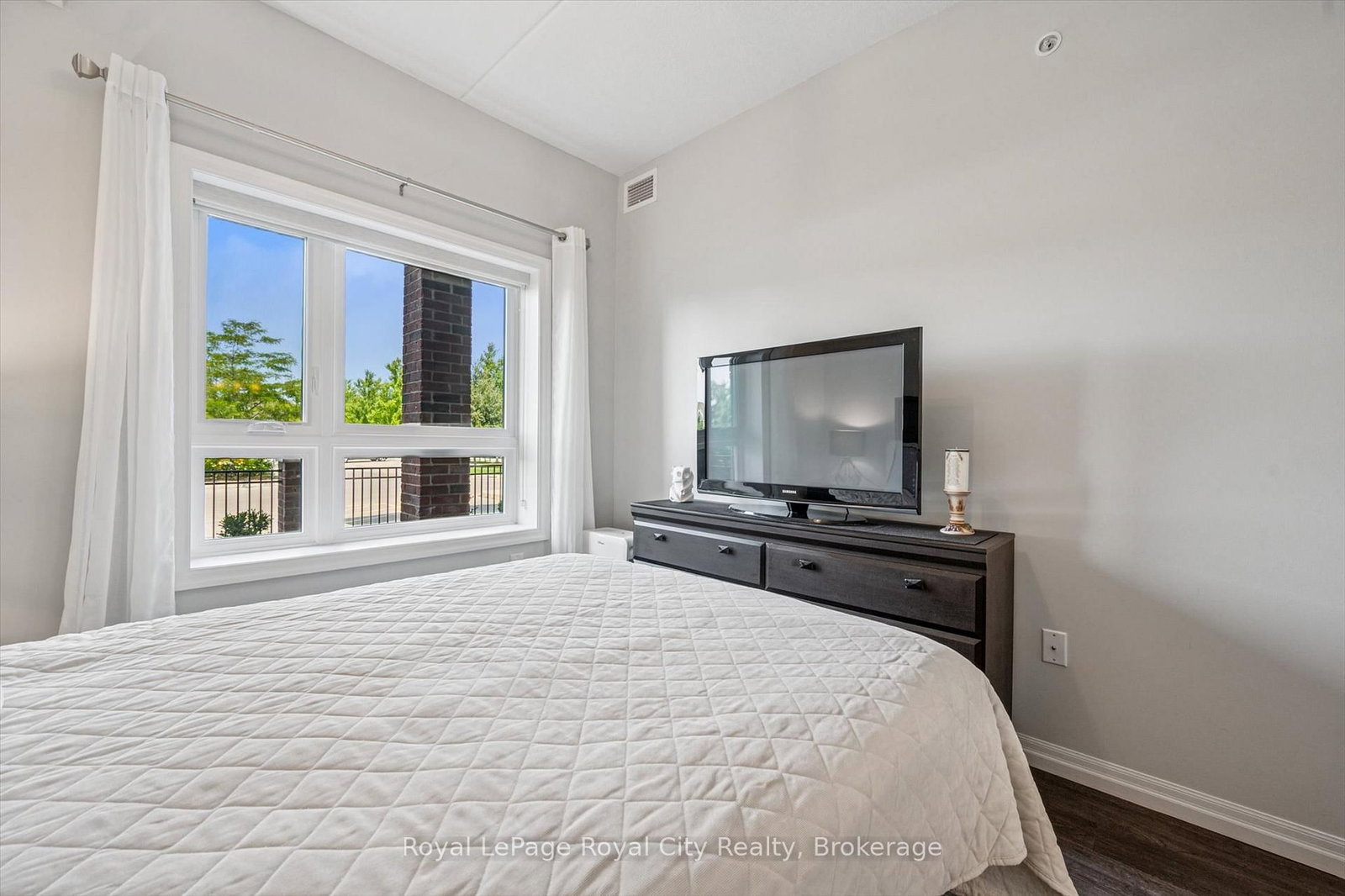 35 Kingsbury Square • #121 • Guelph, ON photo 20