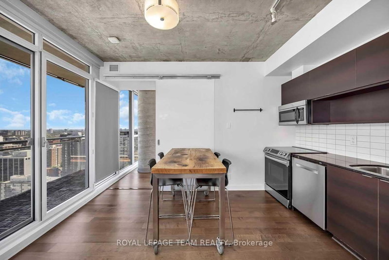 2010 - 324 Laurier Avenue W