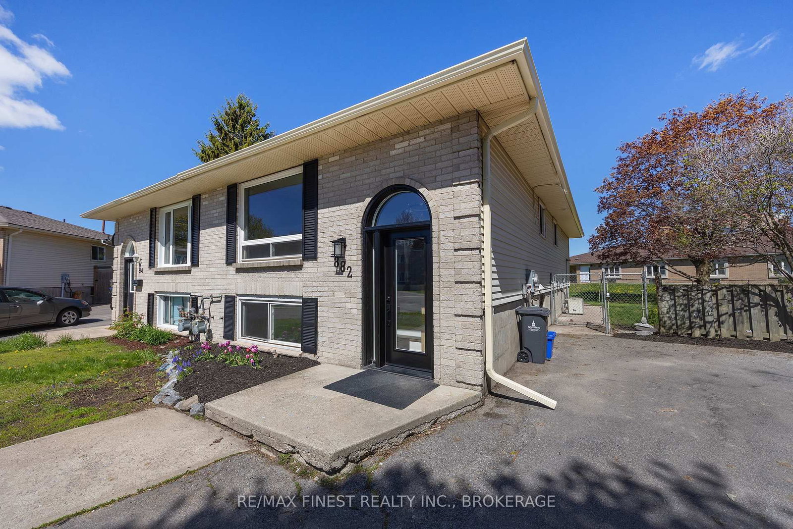 882 BEACONHILL Court • Kingston, ON photo 4