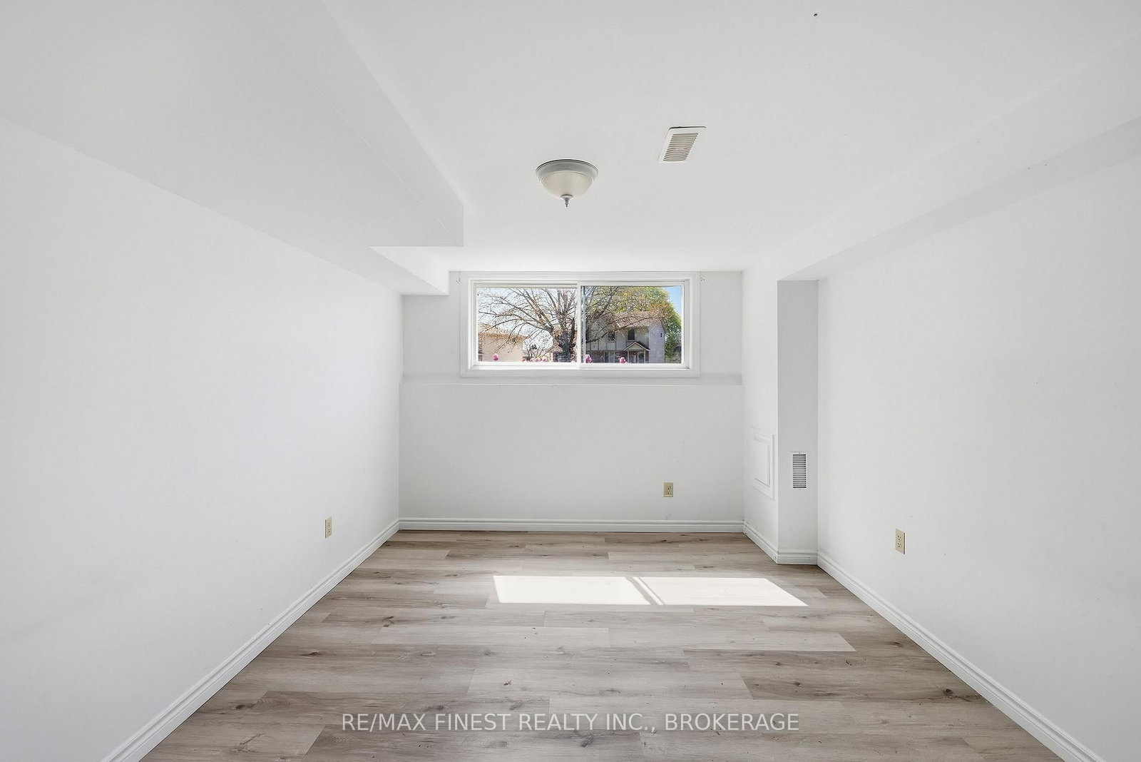 882 BEACONHILL Court • Kingston, ON photo 40
