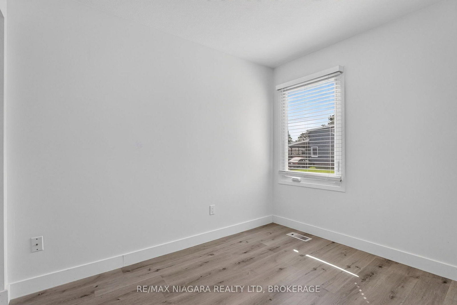 10 Churchill Avenue • Welland, ON photo 10