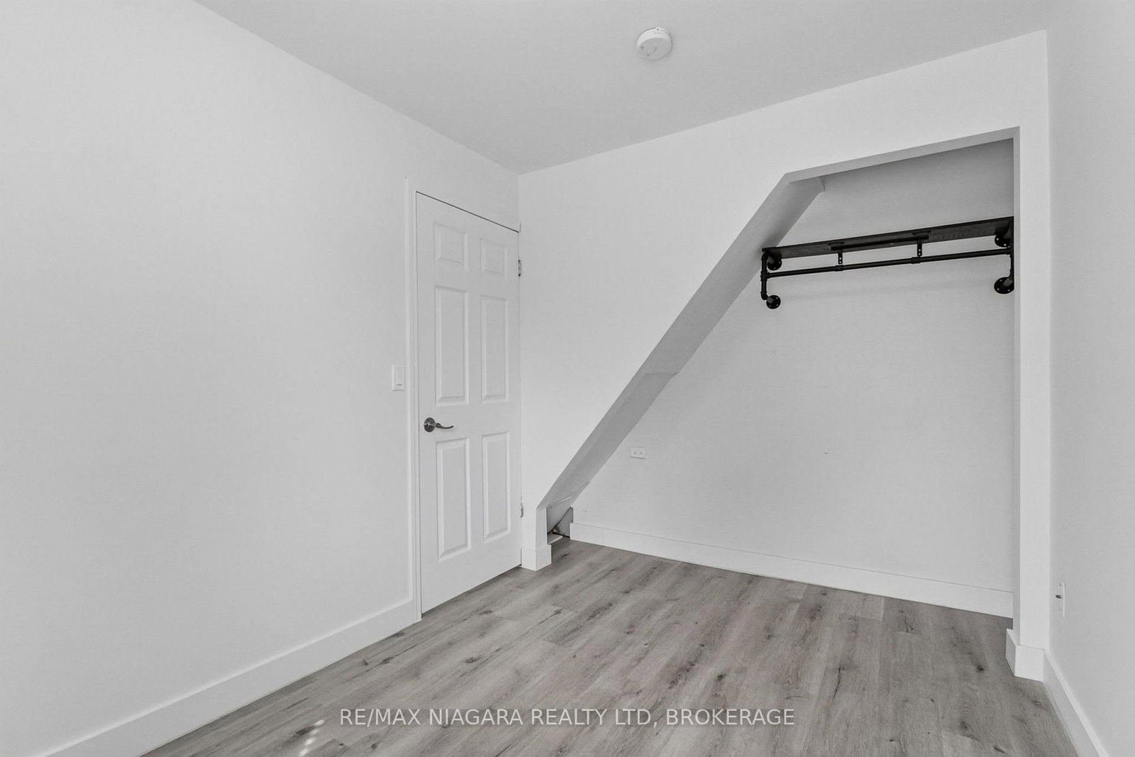10 Churchill Avenue • Welland, ON photo 11