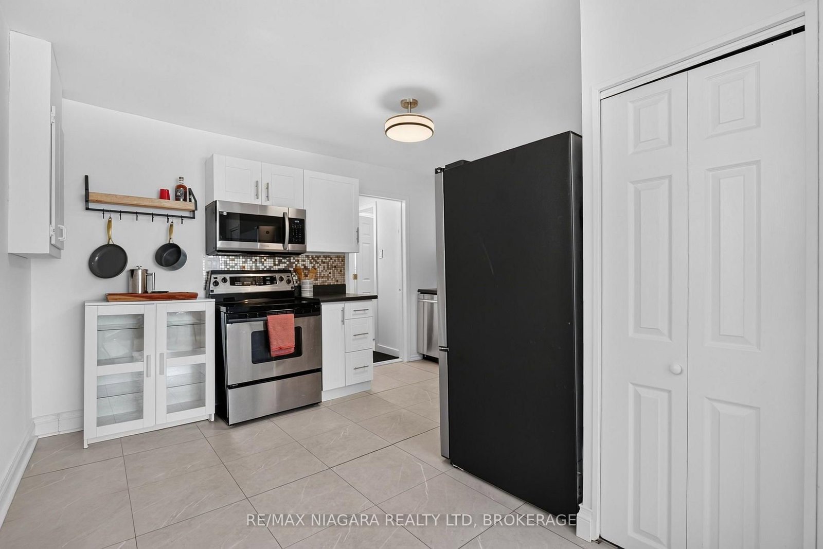 10 Churchill Avenue • Welland, ON photo 14