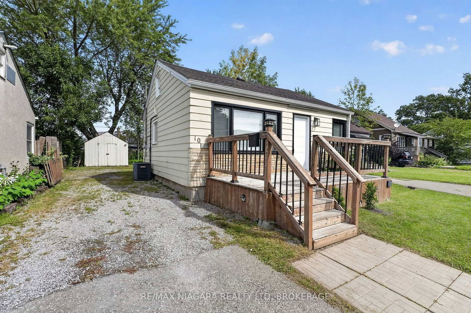 10 Churchill Avenue • Welland, ON photo 3