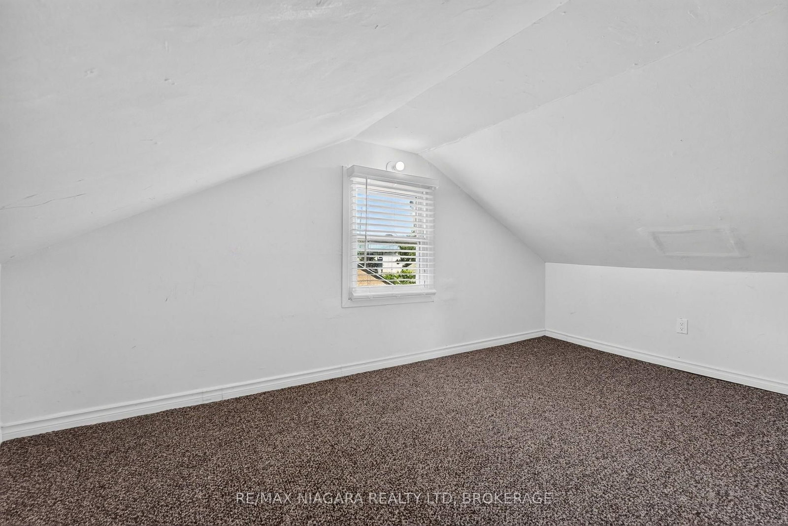 10 Churchill Avenue • Welland, ON photo 33