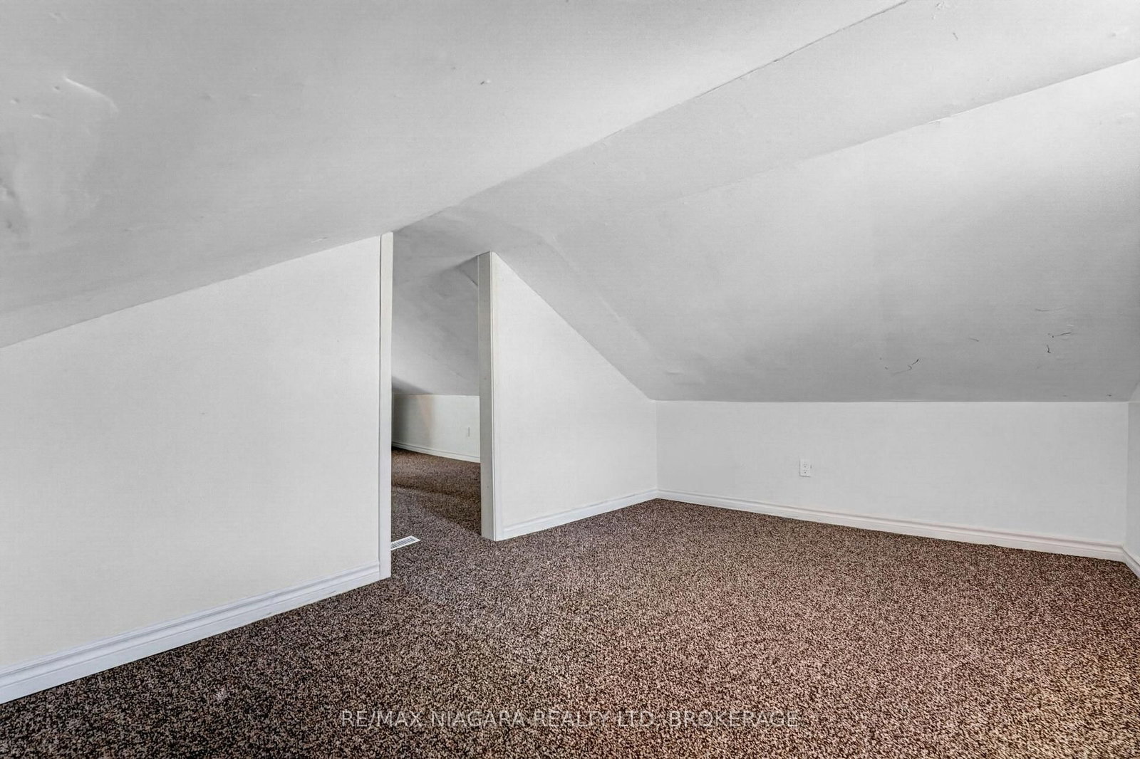 10 Churchill Avenue • Welland, ON photo 34