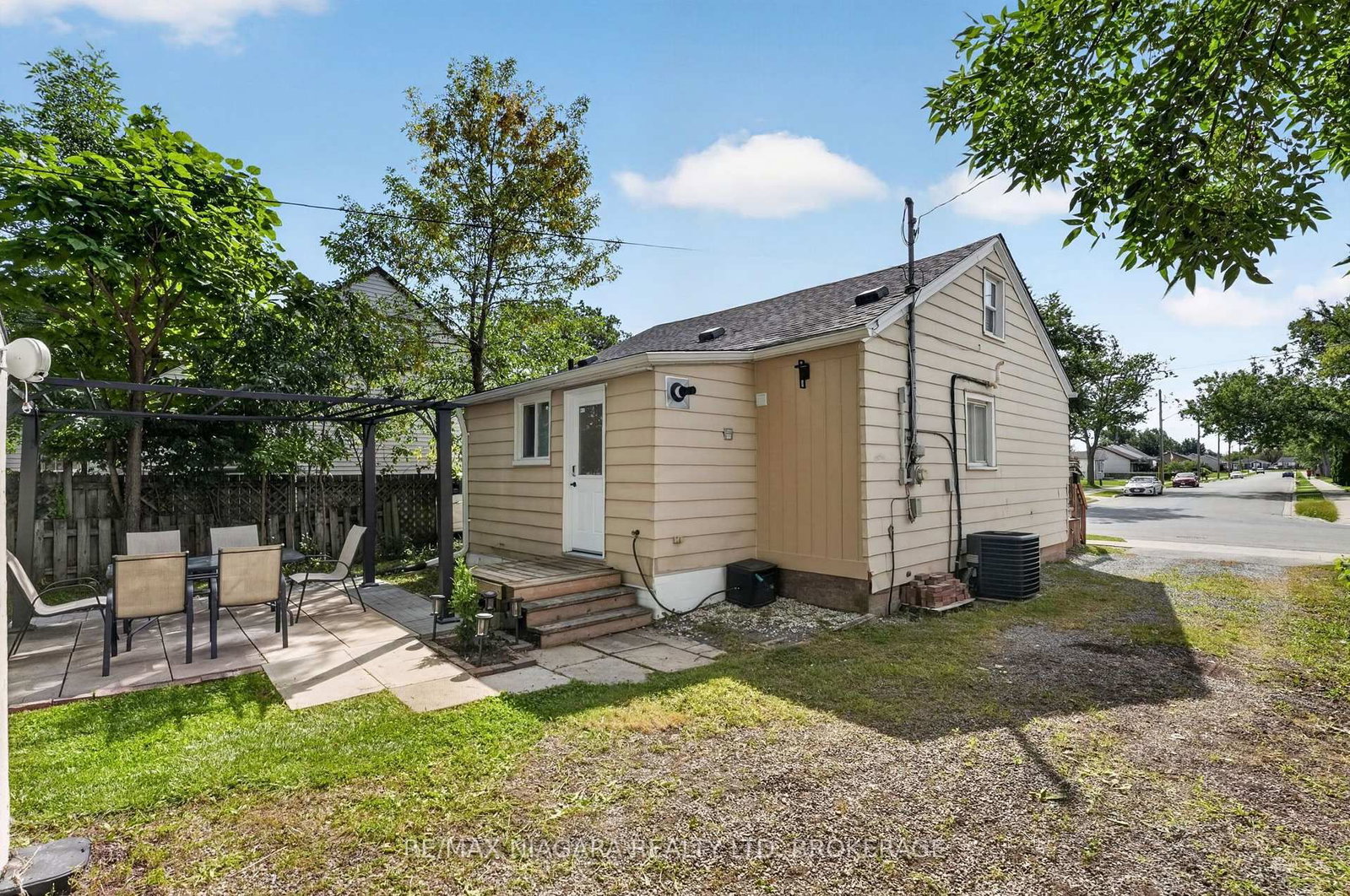 10 Churchill Avenue • Welland, ON photo 36