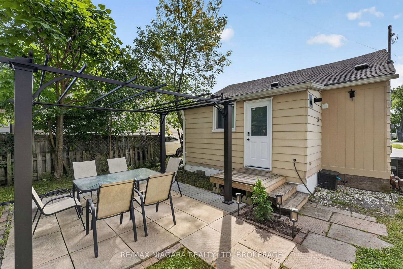 10 Churchill Avenue • Welland, ON photo 43