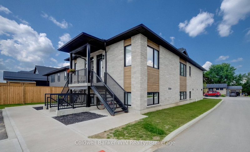 3 - 440 Wellington Street E