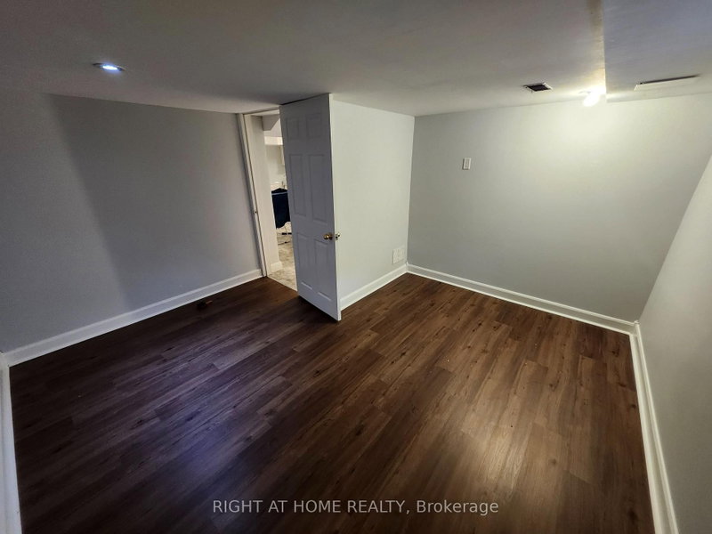 48 Westmount Rd S photo 4