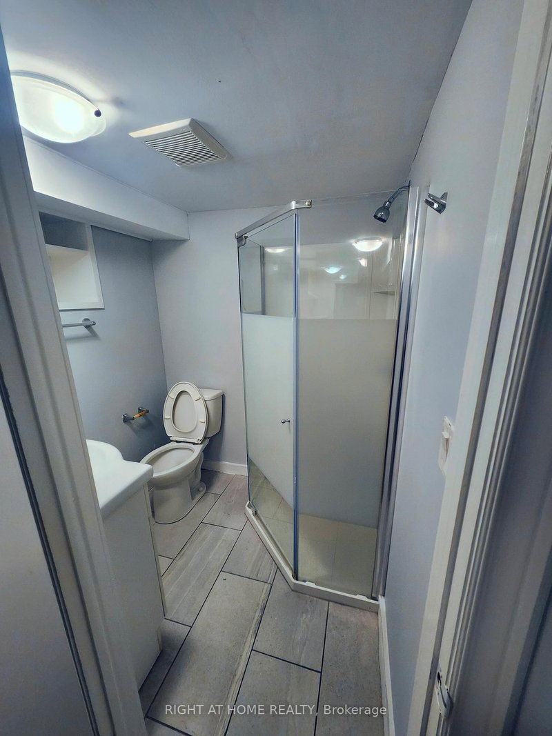 48 Westmount Rd S photo 5