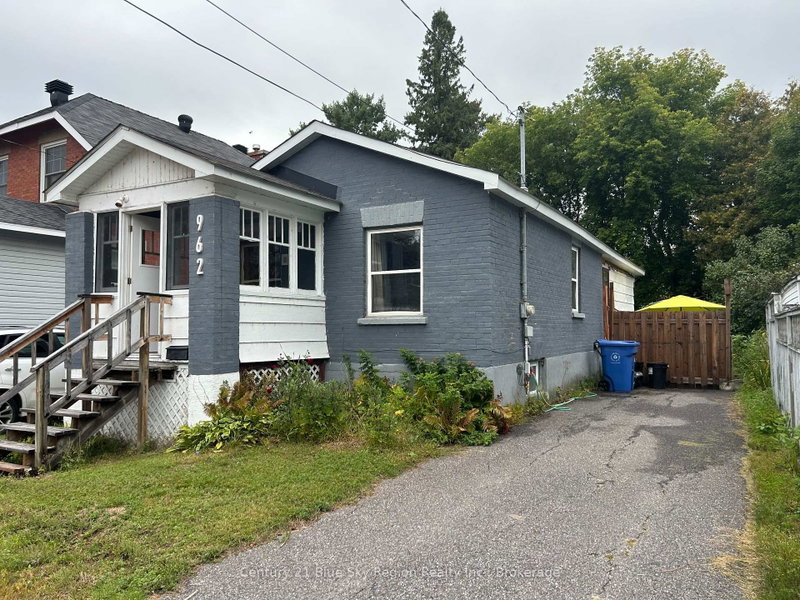 962 Main Street W