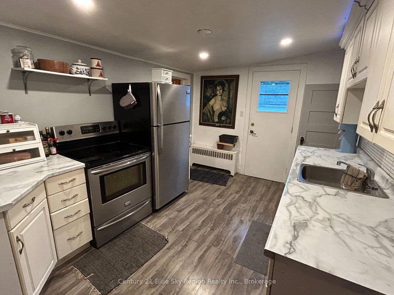 962 Main Street W