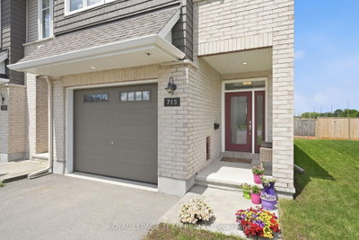 715 Maverick Crescent • Ottawa, ON photo 2