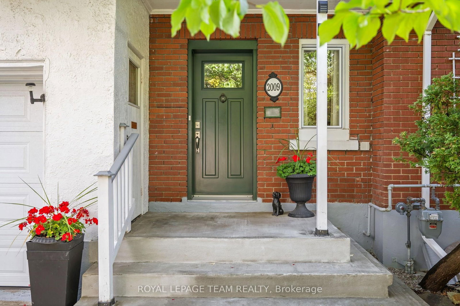2009 Alta Vista Dr, Ottawa, view 2