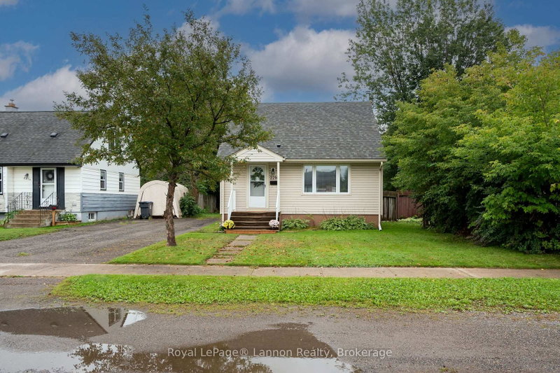2218 Isabella Street E