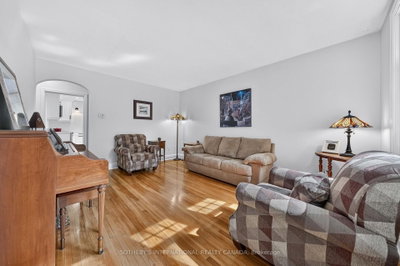 38 Roslin Avenue S • Waterloo, ON photo 2