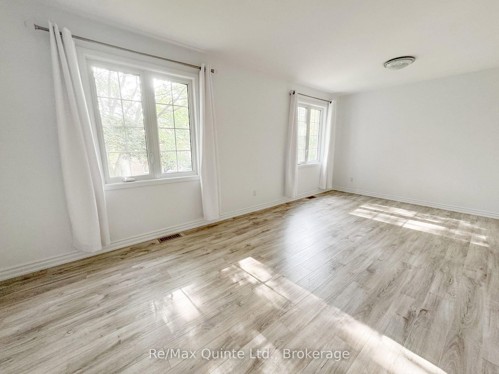 11 JANLYN Crescent • #8 • Belleville, ON photo 16