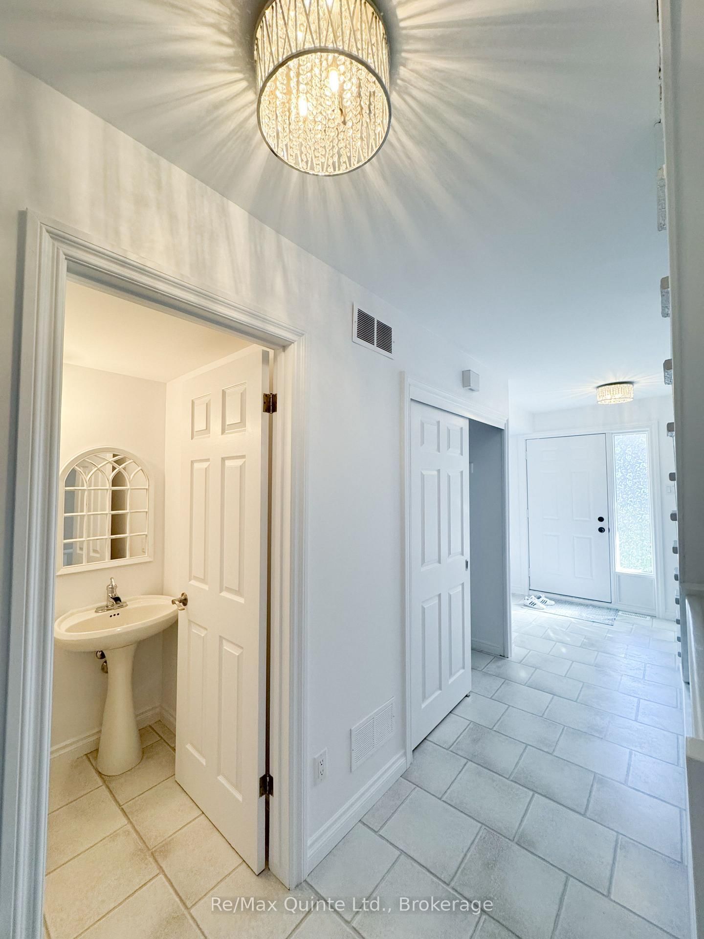 11 JANLYN Crescent • #8 • Belleville, ON photo 6