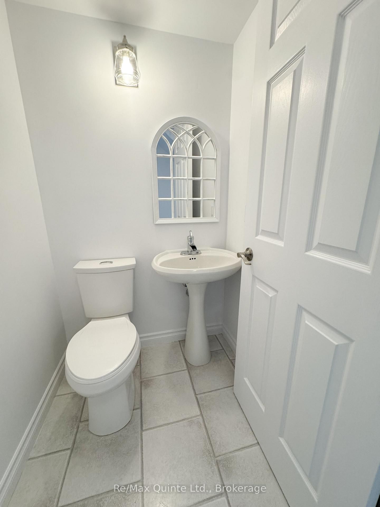 11 JANLYN Crescent • #8 • Belleville, ON photo 7