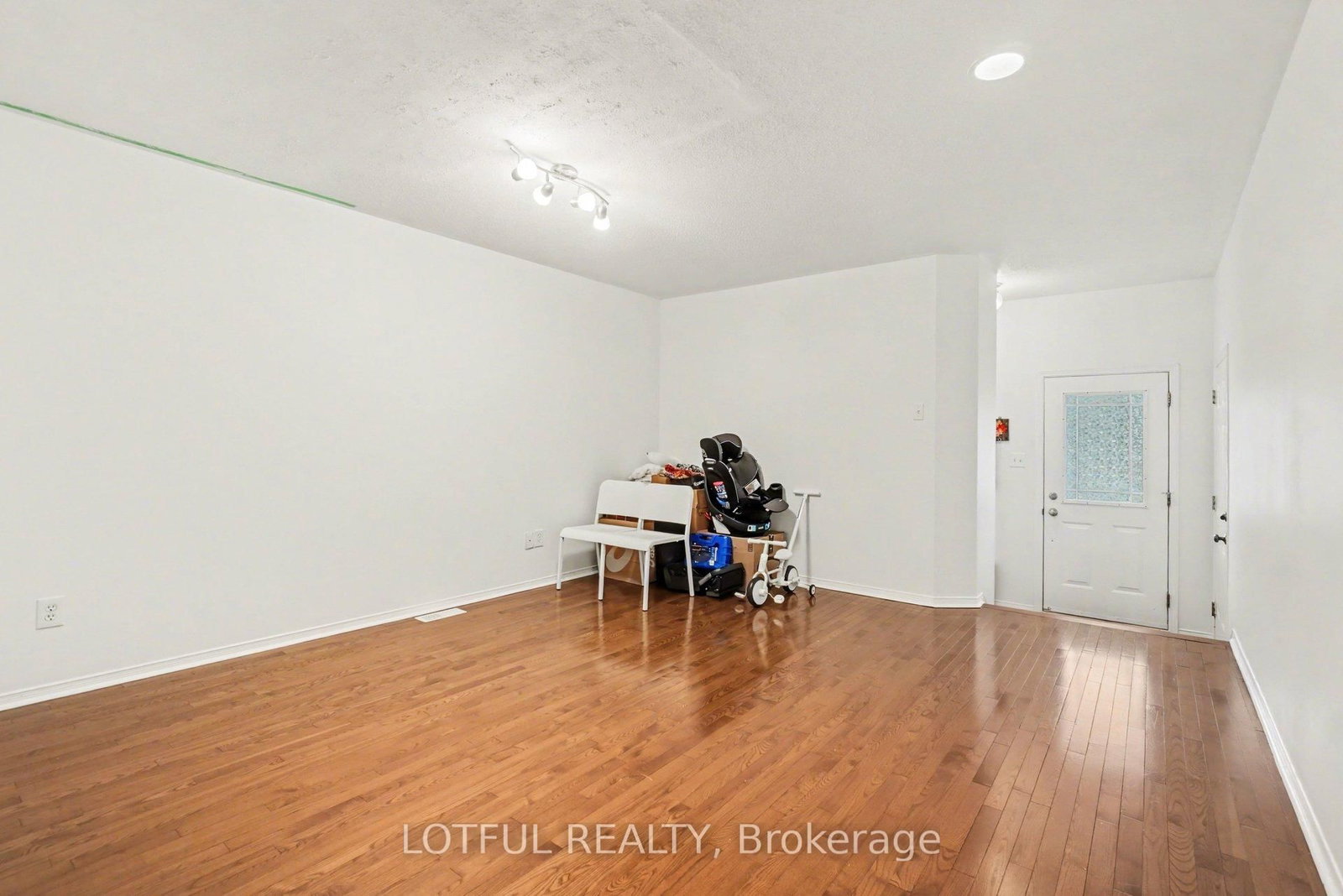 3 Collington Street • Ottawa, ON photo 4
