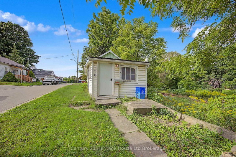 220 King Street W