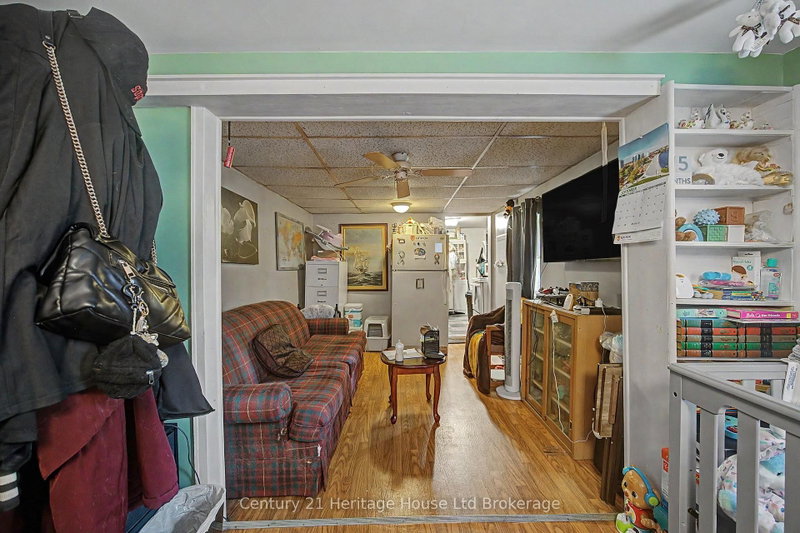 220 King Street W