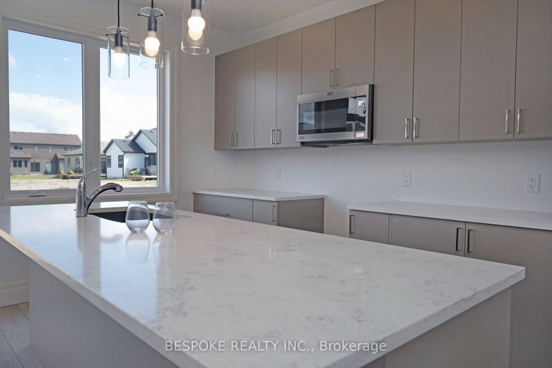 212 Beasley Cres photo 5