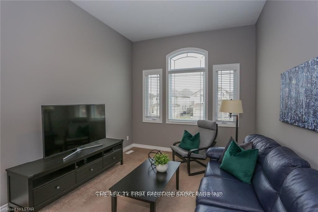 Upper - 950 Oakcrossing Road, London North 4