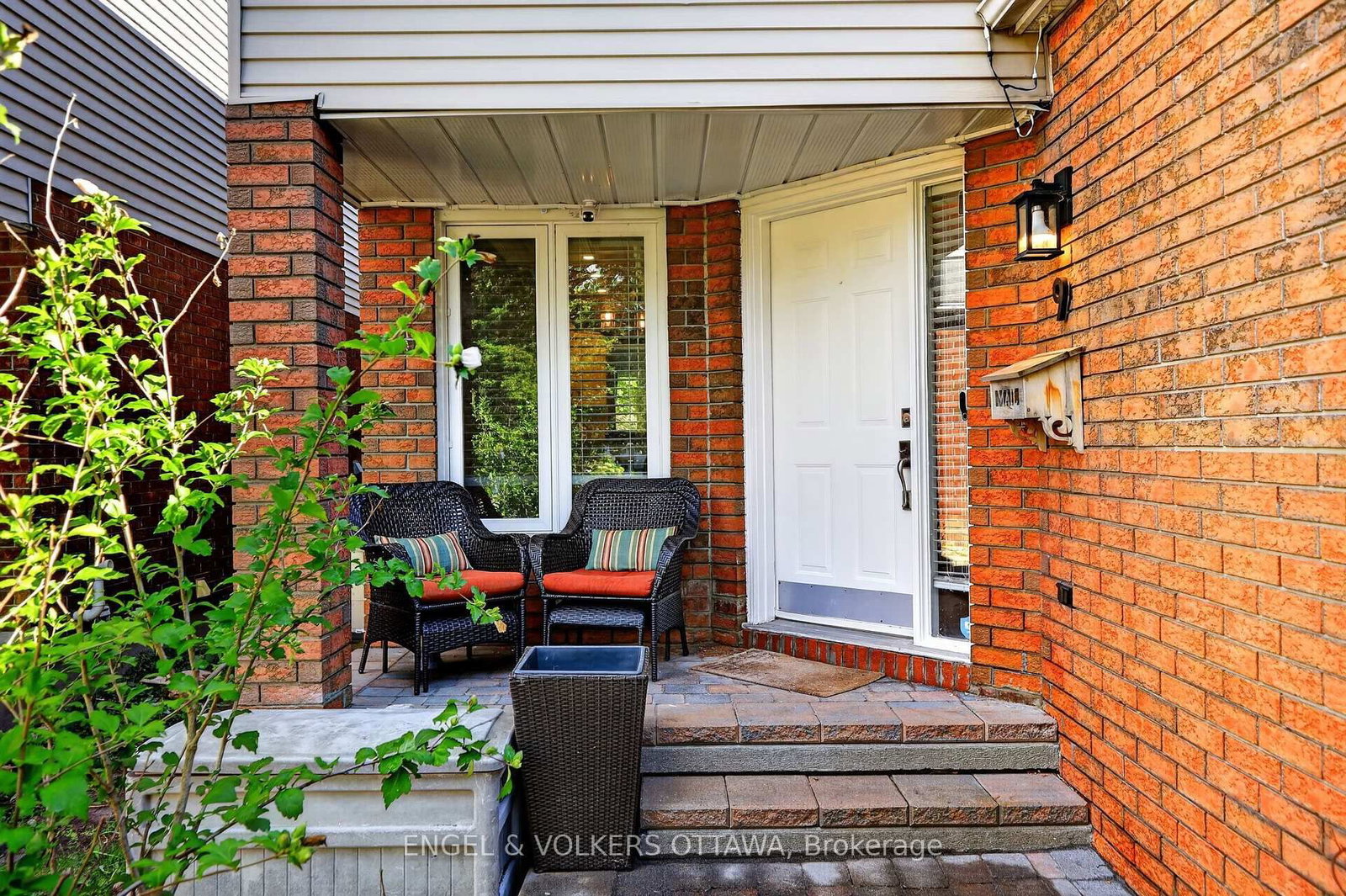 9 Streamwood Lane • Ottawa, ON photo 3