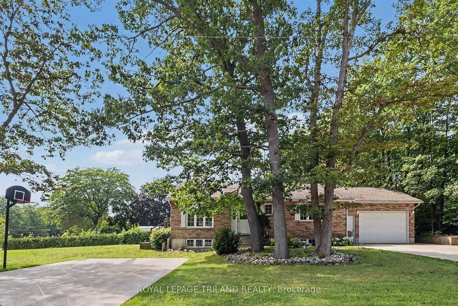 10234 Julie Avenue • Lambton Shores, ON photo 2