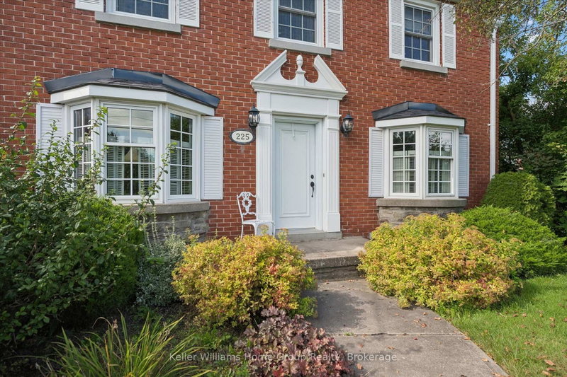 225 Elora St photo 4