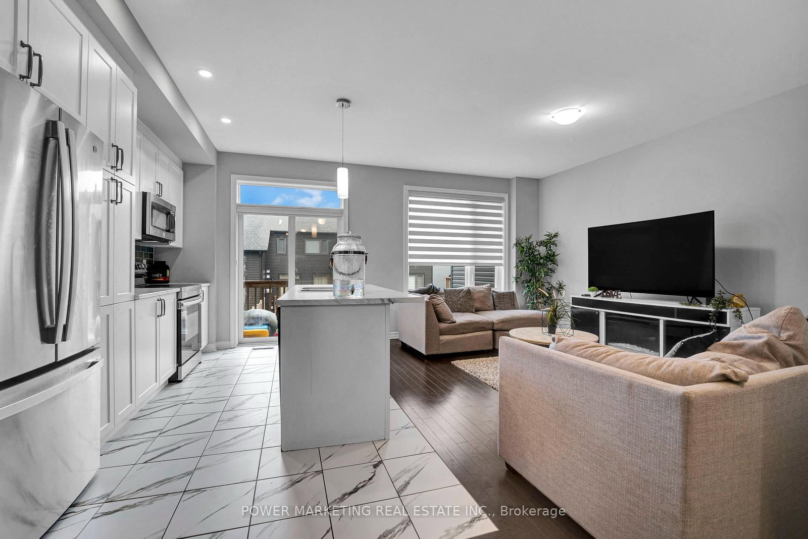 20 Atop Lane • Ottawa, ON photo 9