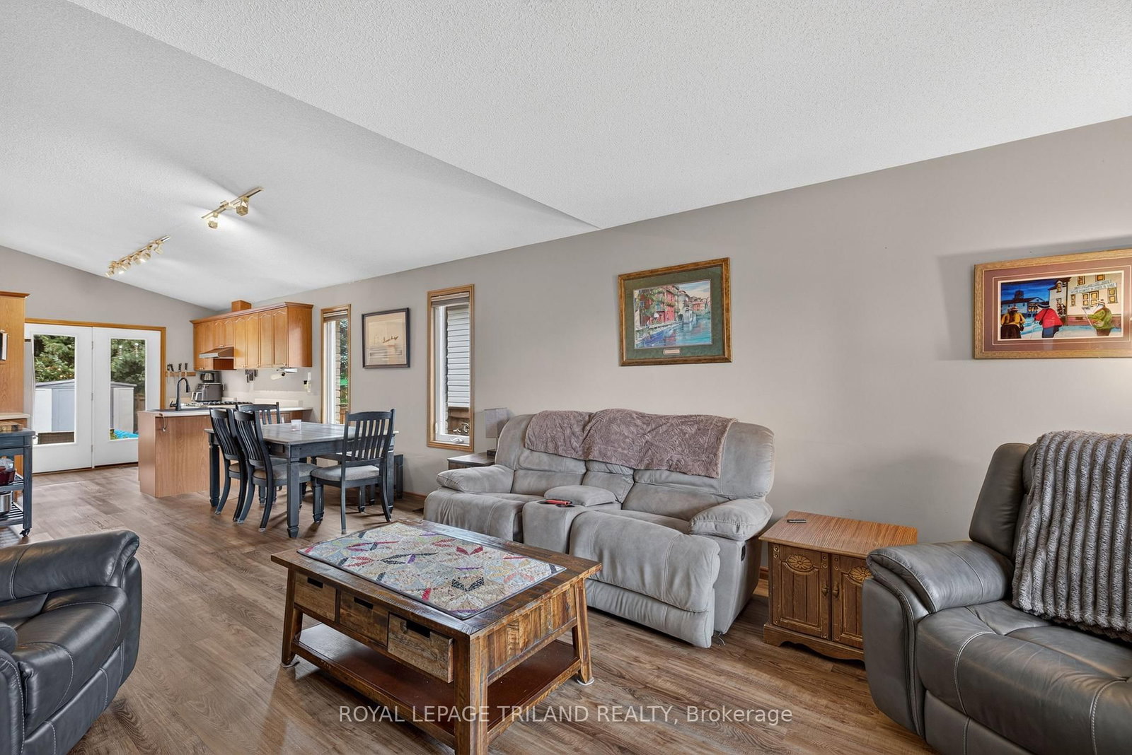 59 Queensway Drive • Strathroy-Caradoc, ON photo 10
