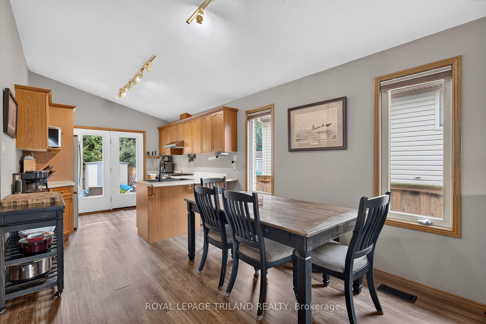 59 Queensway Drive • Strathroy-Caradoc, ON photo 12