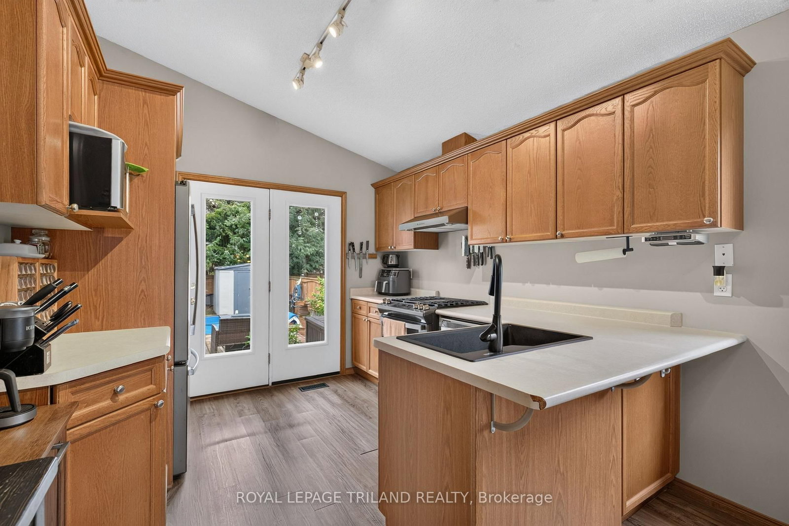 59 Queensway Drive • Strathroy-Caradoc, ON photo 14