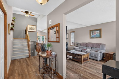 59 Queensway Drive • Strathroy-Caradoc, ON photo 6