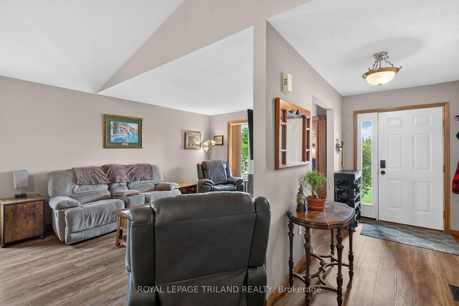 59 Queensway Drive • Strathroy-Caradoc, ON photo 8