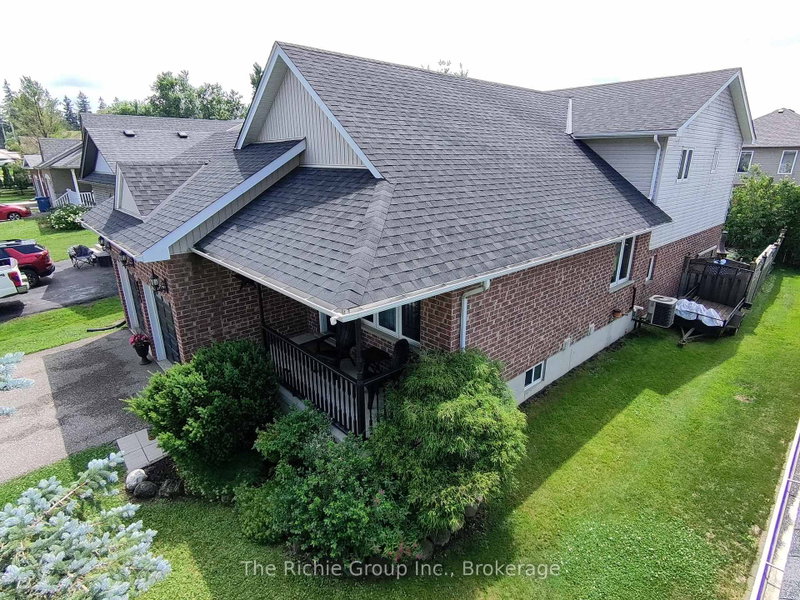 624 Cedar Street W