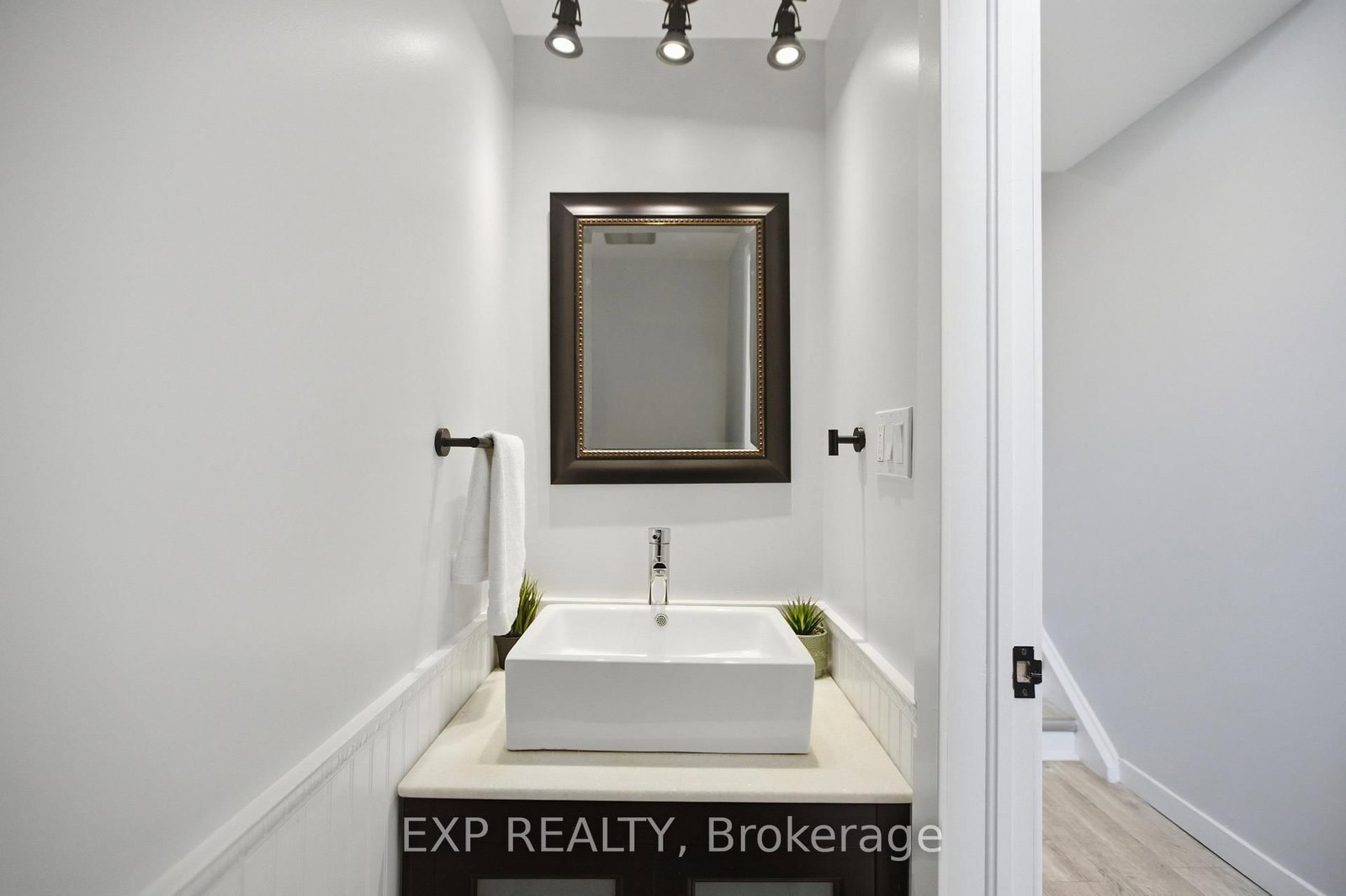 2092 Eric Crescent • Ottawa, ON photo 4