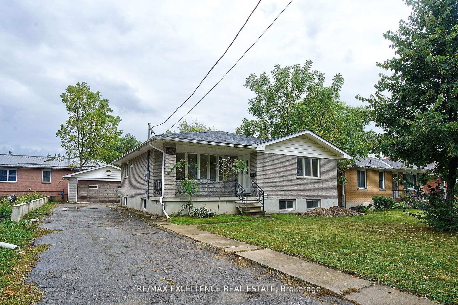 Upper - 1595 Borden Street, London East 2