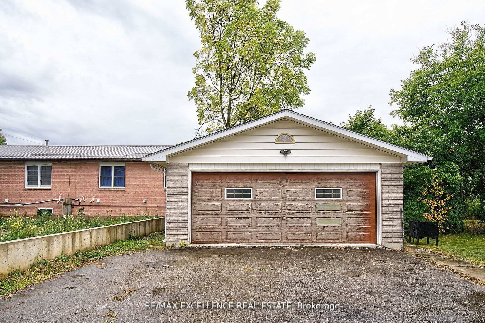 Upper - 1595 Borden Street, London East 3